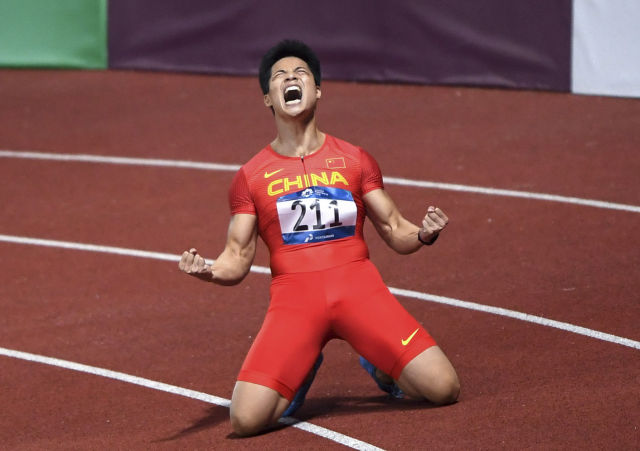 2018年8月26日A中國選手蘇炳添在比賽後慶祝C當日A在第18屆亞運會田徑男子100米決賽中A中國選手蘇炳添以9秒92的成績獲得冠軍C 新華社記者潘昱龍攝