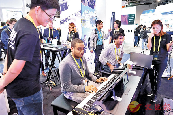 中美兩國將於7日和8日在北京再次就經貿問題展開磋商討論C圖為2017年美國拉斯維加斯消費電子展上A消費者體驗中國製造的智能電鋼琴C 資料圖片