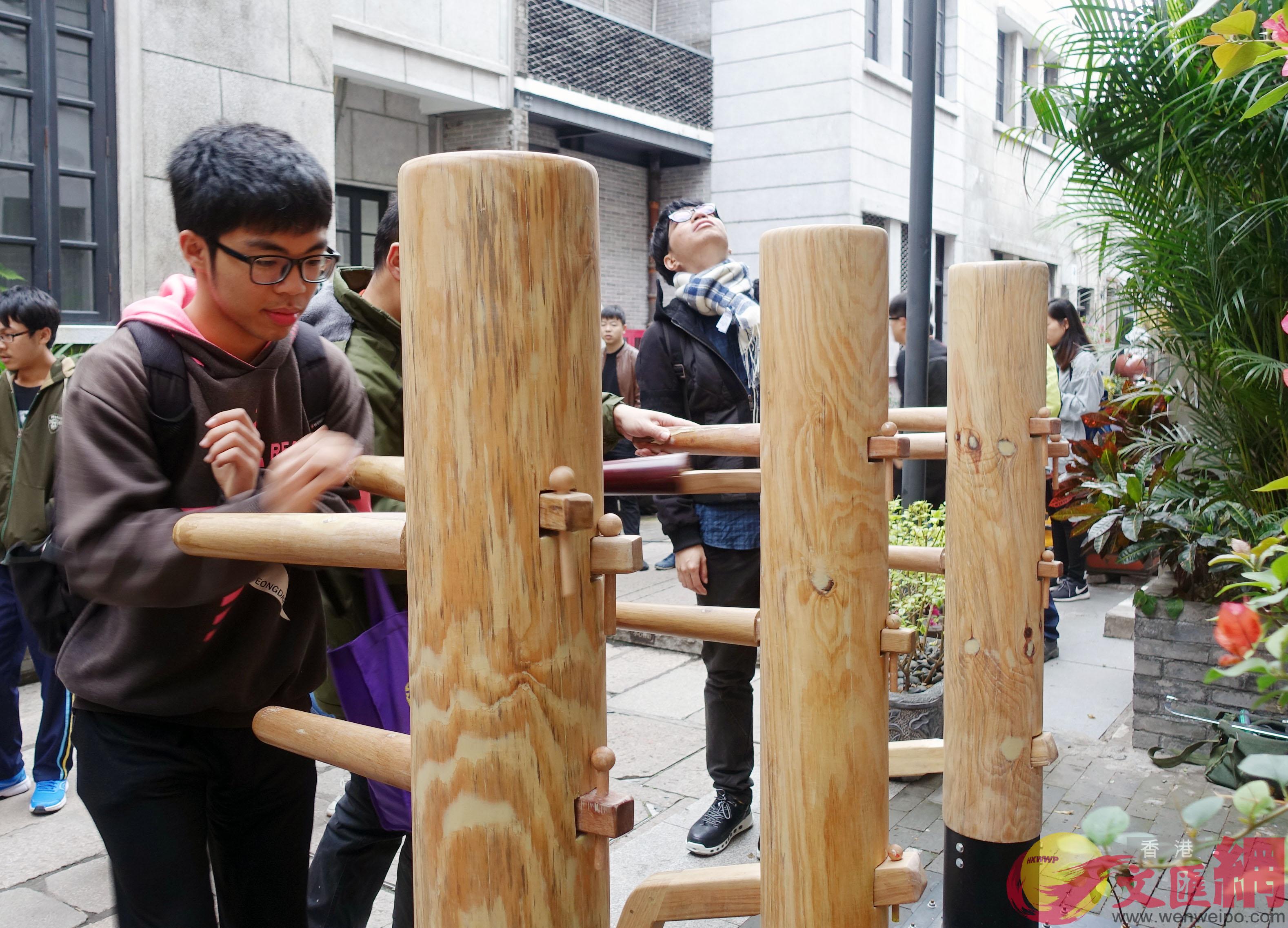 台灣學生在李小龍故居前開心地試練木人樁C(盧靜怡攝) 