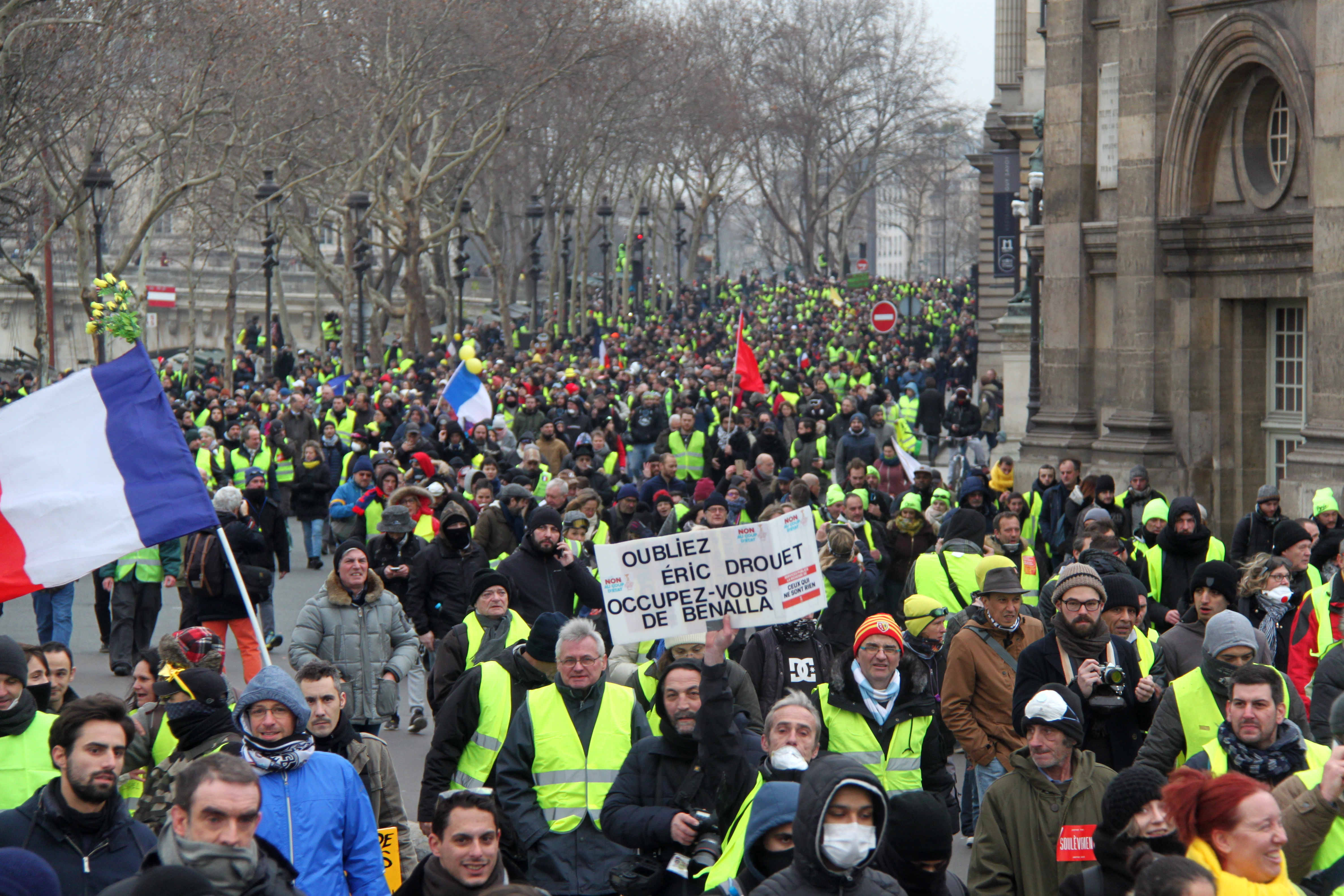 當地時間1月5日A法國2019年首輪示威登場A巴黎數以千計民眾走上街頭A在市中心遊行抗議C這也是自2018年11月以來巴黎遭遇的第8輪示威C 中新社