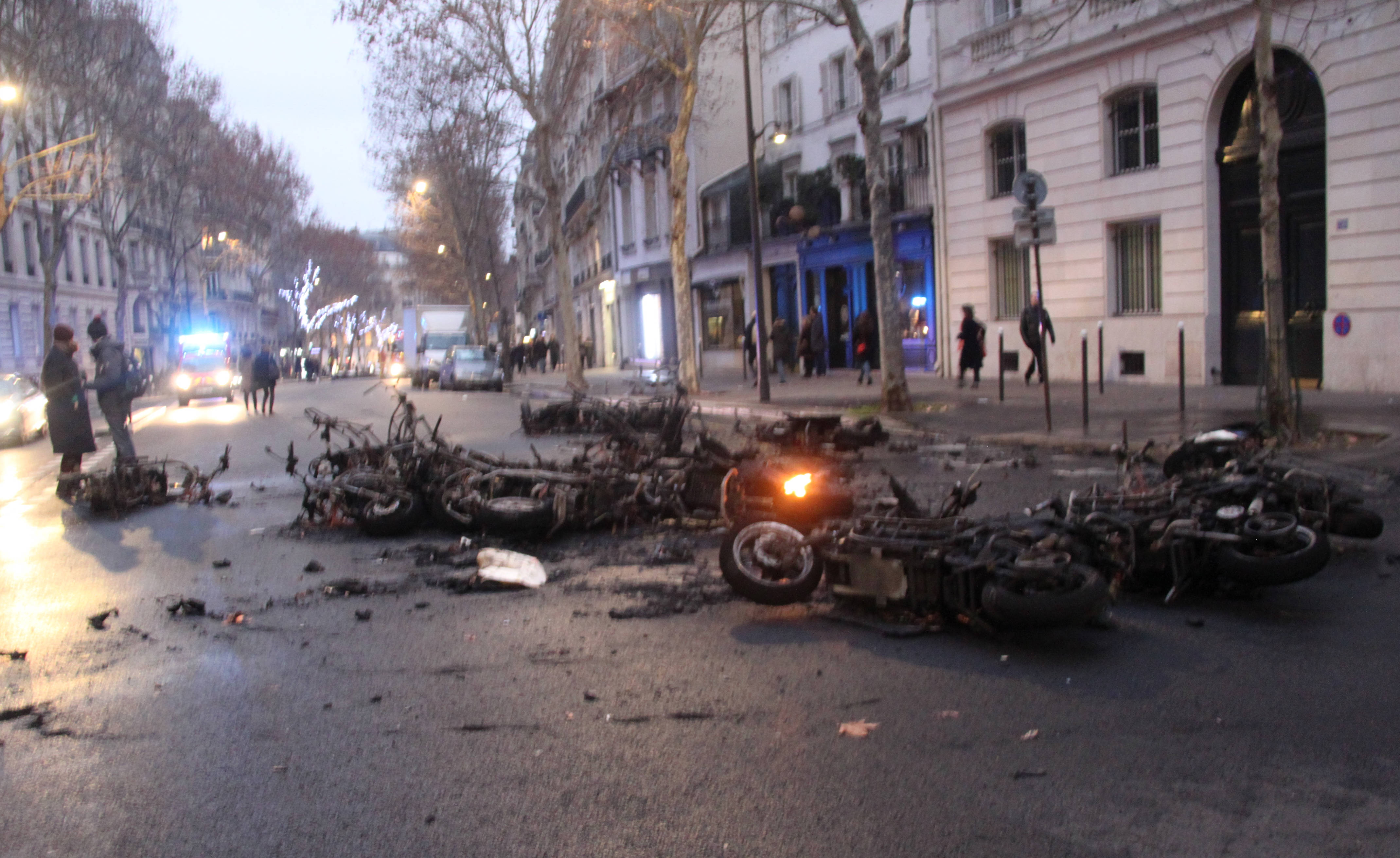 當地時間1月5日A法國2019年首輪示威登場A數以千計民眾走上街頭抗議A巴黎市中心陷入混亂A有多輛摩托車在示威期間被燒毀C 中新社 