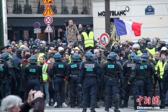 大批警察在法國巴黎香榭麗捨大街與u黃背心v示威者對峙C