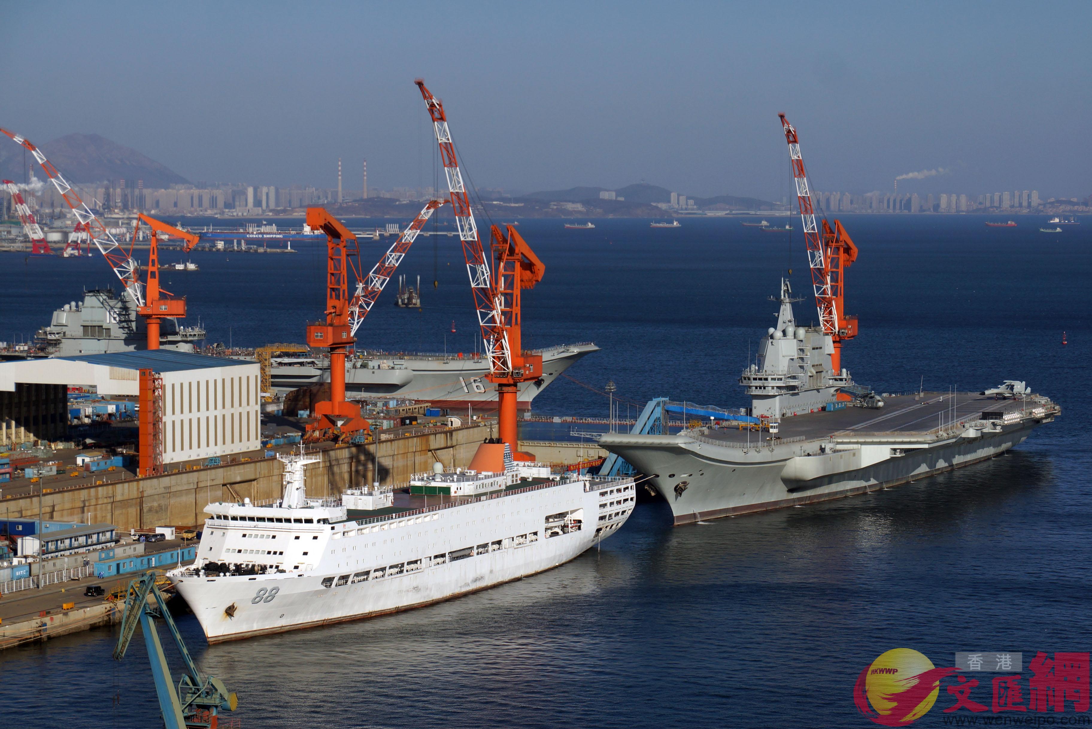 國產航母(右)和遼寧艦(左)成90度靠泊A船塢內仍為空置狀態]記者 宋偉 攝^