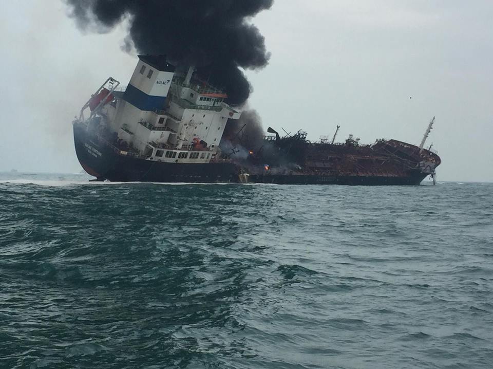 南丫島以南海域一艘運油輪發生爆炸起火A至今21位船員獲救A最少1死3失蹤