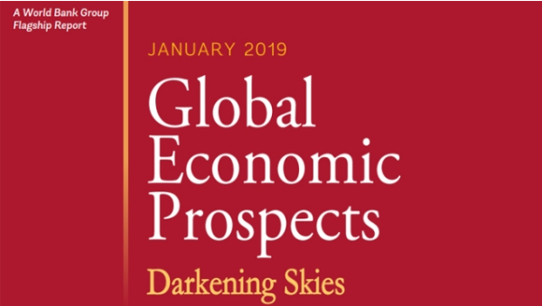 《2019年全球經濟展望報告》紅色封面，標題標示「天要黑了」。(網絡圖片)