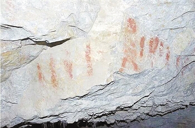 梅龍達普洞內的紅色巖畫