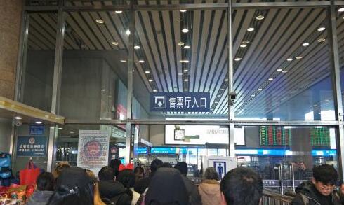 車站擁擠的售票廳入口。