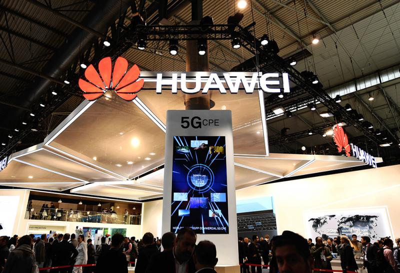 2018年2月26日，在西班牙巴塞羅那移動通信大會上，華為公司展台用電子屏展示5G技術。
