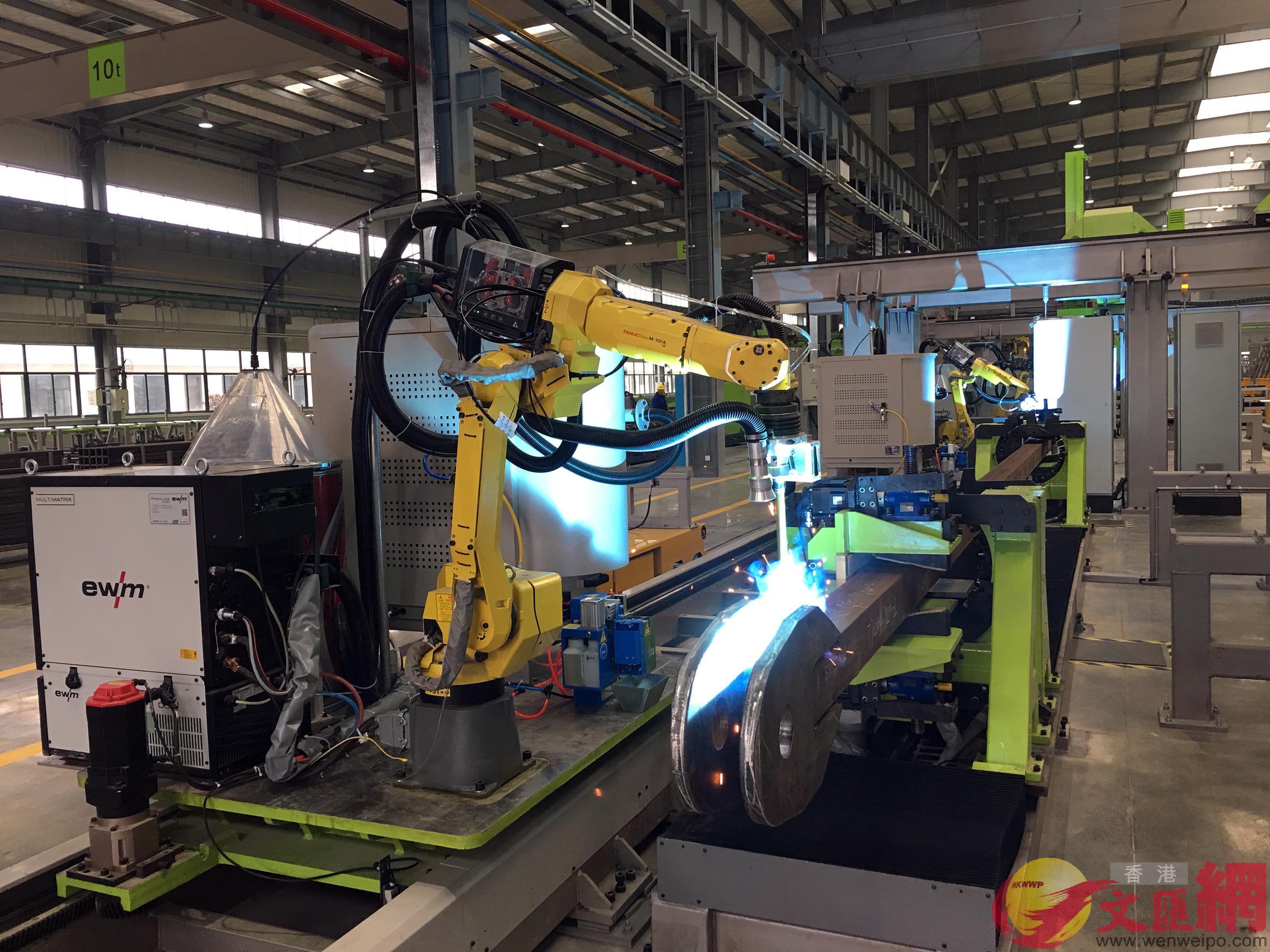 工業機器人正在進行焊接C記者姚進 攝