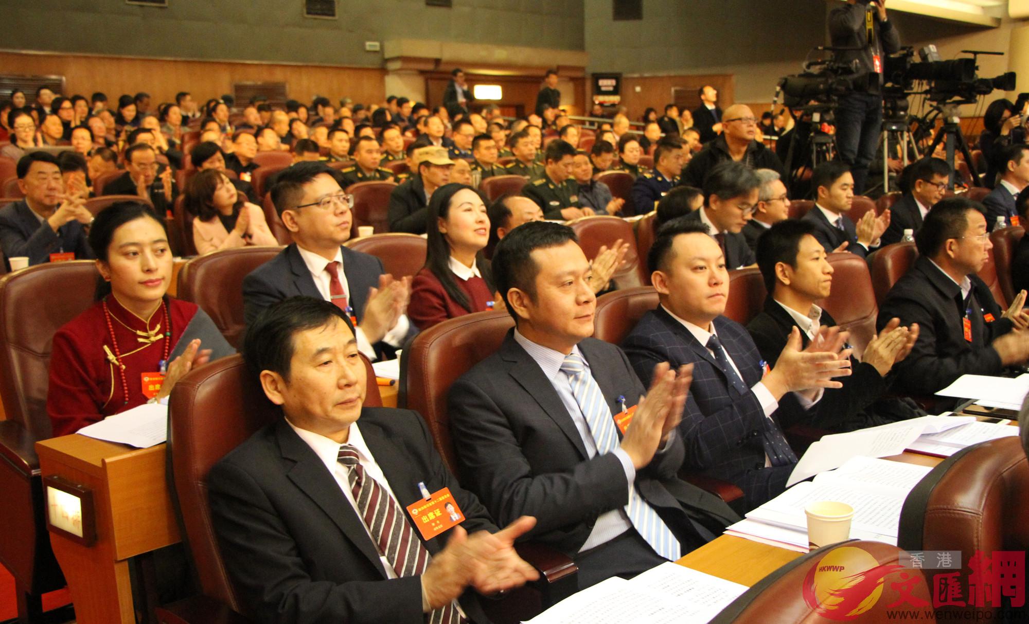 四川省政協港區委員洪清農（前排左二）等聆聽報告。（記者 李兵 攝）