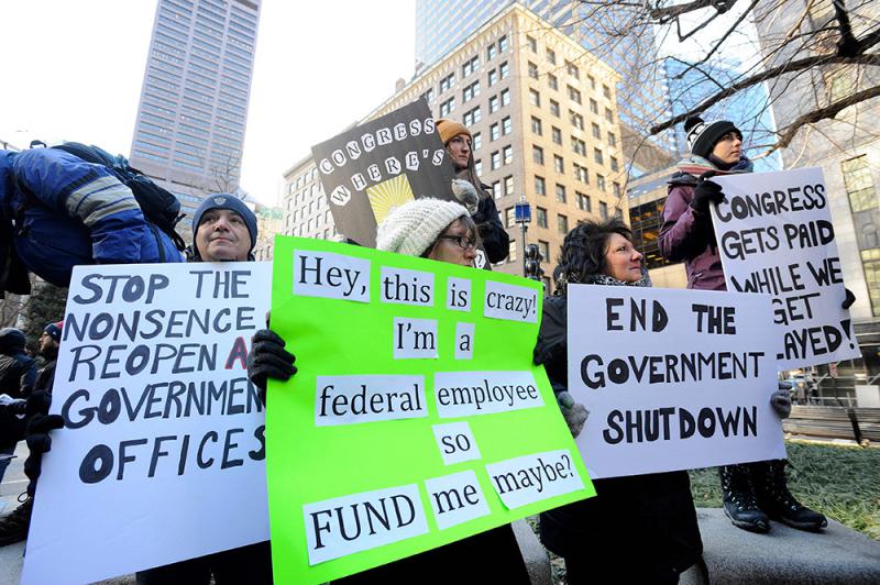 11日，因為不堪政府停擺而帶來的經濟負擔，波士頓的聯邦僱員走上街頭發聲抗議/法新社