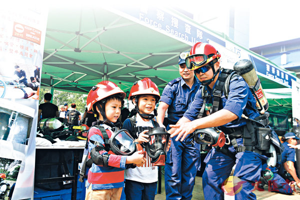 小朋友試戴警察搜查隊裝備C香港文匯報記者莫雪芝 攝