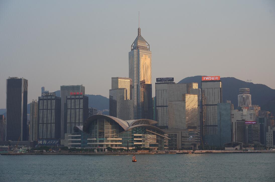 劉怡翔表示對對香港經濟前景持平樂觀C圖為維港景色
