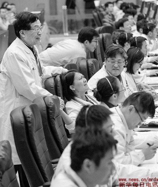 1月3日,嫦娥四號落月的一刻,74歲的中國航天科技集團五院深空探測和空間科學首席科學家B嫦娥一號衛星總設計師葉培建院士走向正在前排工作席的嫦娥四號探測器項目執行總監張熇,兩代u嫦娥人v的手,緊緊地握在了一起C
