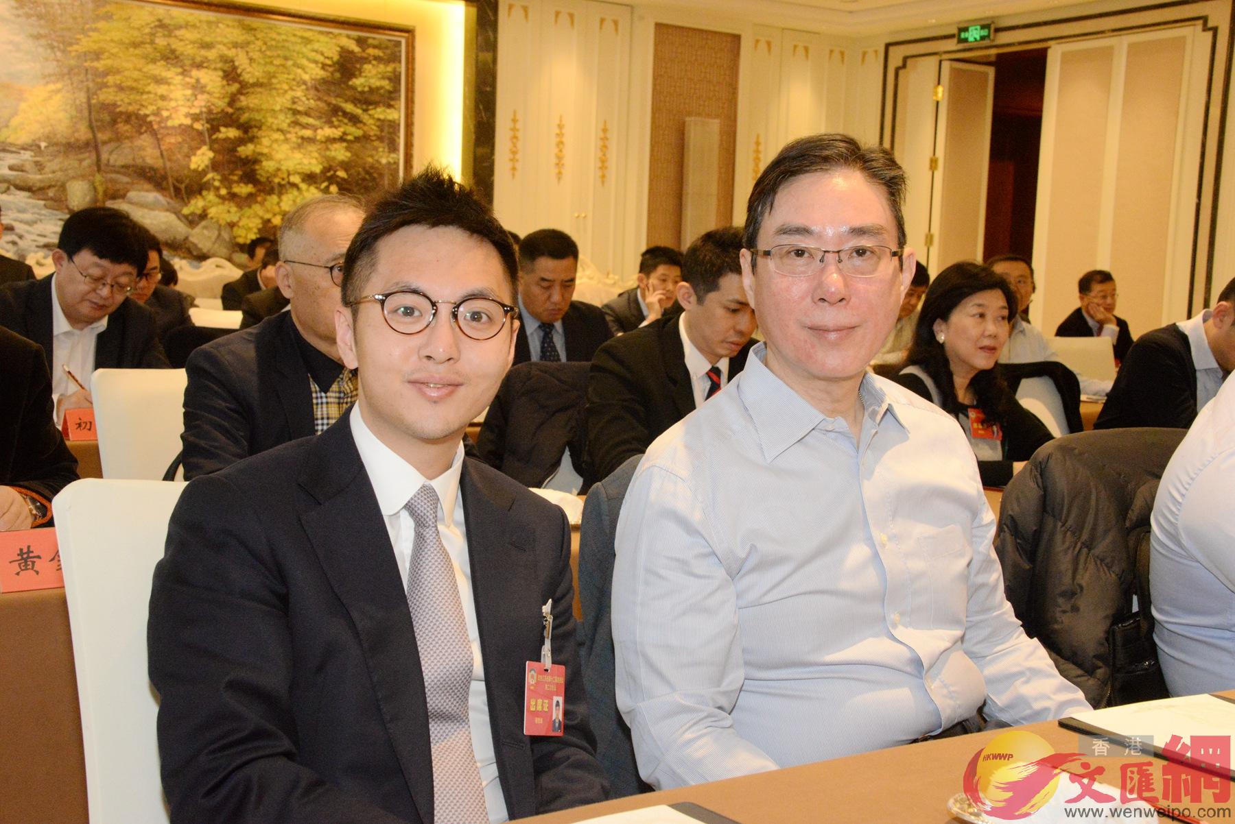 圖為江蘇省政協港區委員容思瀚(左)和唐慶年在參加會議C(賀鵬飛攝)
