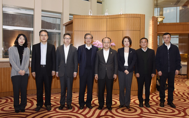 香港中聯辦王志民主任與屠光紹總經理一行合影。