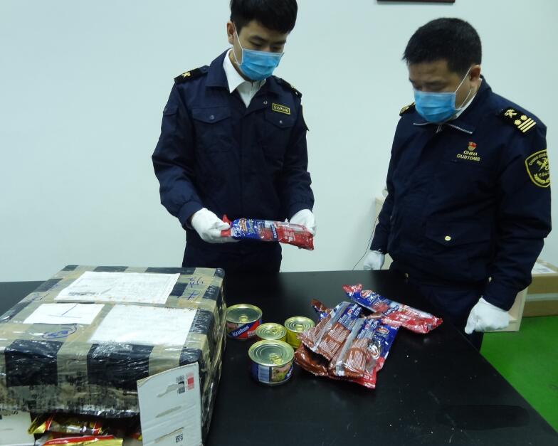 現場關員對含有非洲豬瘟疫區豬肉製品的進境郵包進行查驗 廣州海關供圖