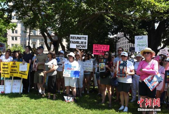 当地时间2018年6月30日A数千名美国民众聚集在白宫外举行示威活动A抗议特朗普政府强制实行零容忍政策A迫使众多非法入境者家庭骨肉分离C