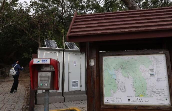 香港龍脊入口處的地圖指示牌和緊急救助電話A為遠足人士提供可靠途徑與警署或999緊急服務中心聯絡C