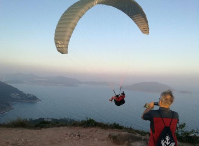 滑翔傘愛好者喜歡在龍脊架傘空中滑行A這成為龍脊一道靚麗的風景線C