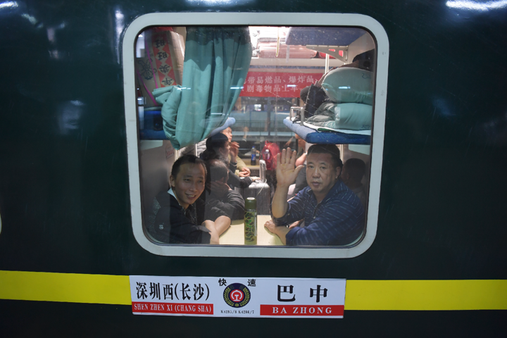 2019年春運深圳地區首趟臨時長途旅客列車K4286次從深圳火車西站發出A2320名來深建設者搭乘開往四川巴中的返鄉列車C