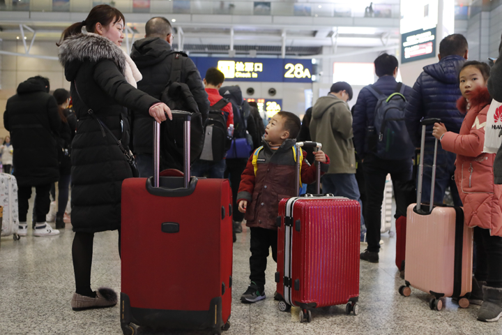 從上海出發的旅客依次排隊驗票上車C