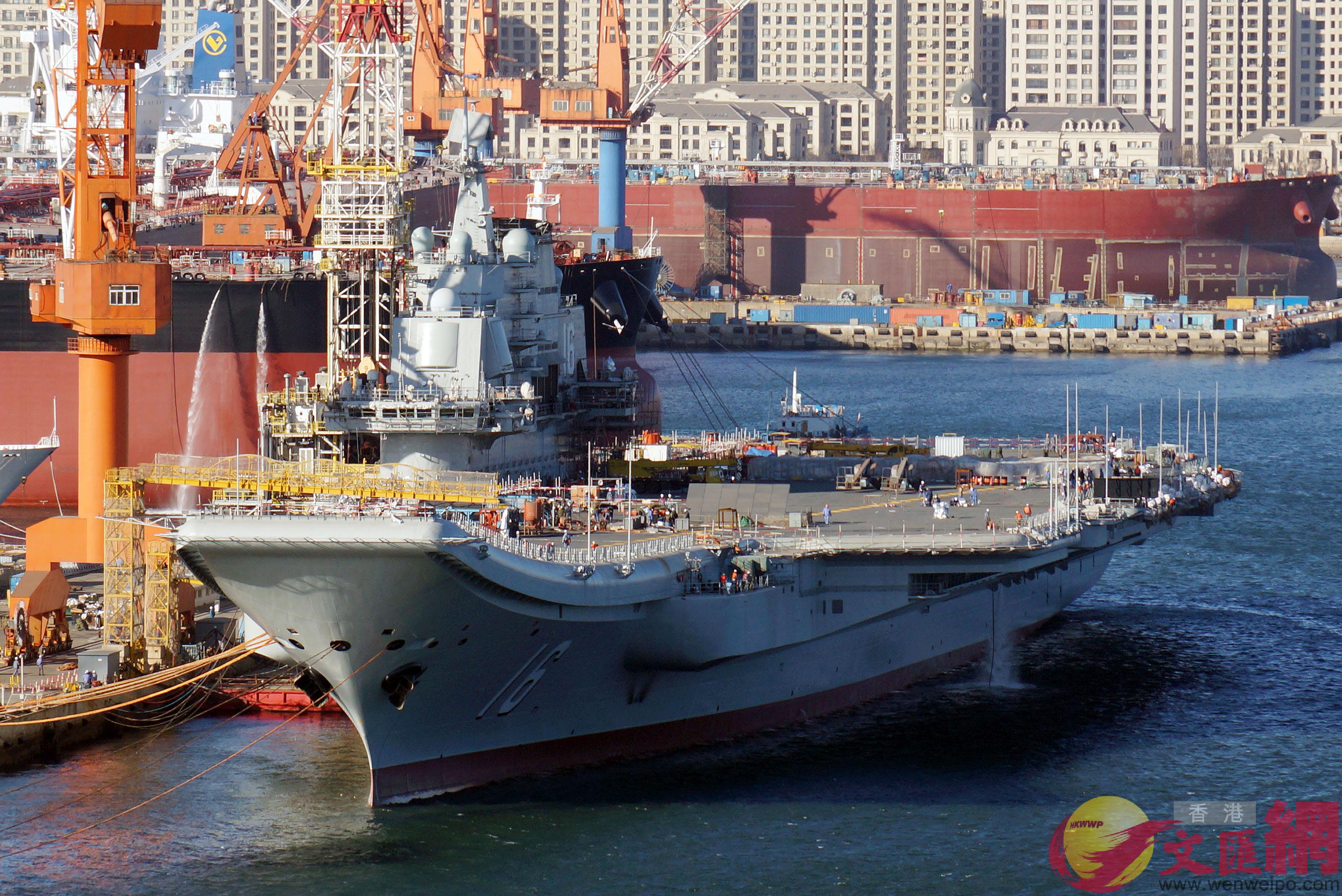 遼寧艦在大連造船廠升級改造用時近八個月。記者宋偉攝