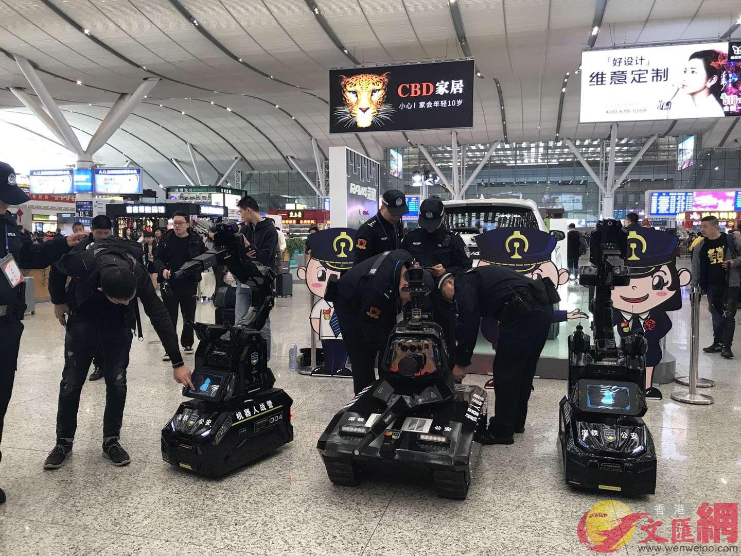 春運首日深圳北站啟用機器人戰警助力安保] 記者黃仰鵬攝^