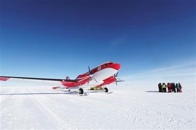 圖為第35次南極考察任務期間A中國極地固定翼飛機u雪鷹601v降落南極冰蓋之巔