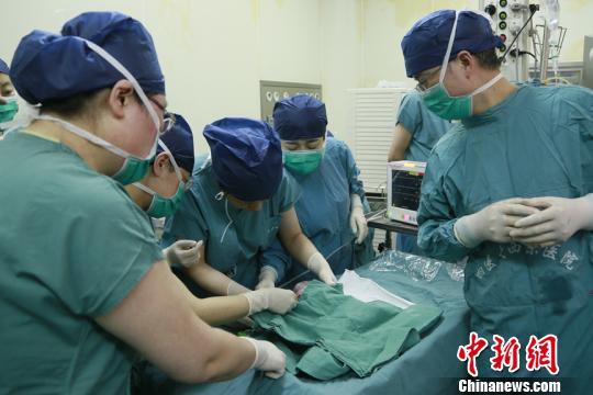 中國首個移植子宮內孕育寶寶在西安出生C