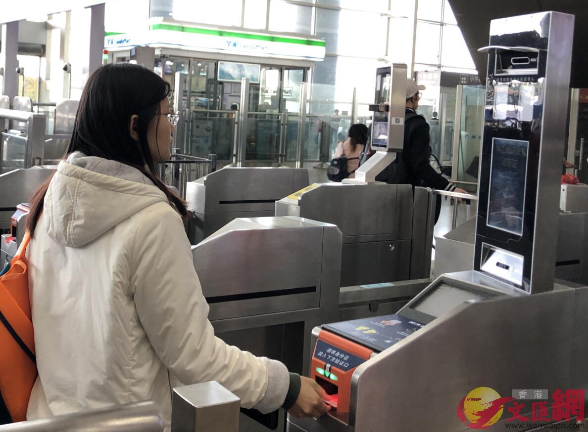 在廣州，無論是高鐵站還是機場都實現刷臉通關。(方俊明攝) 