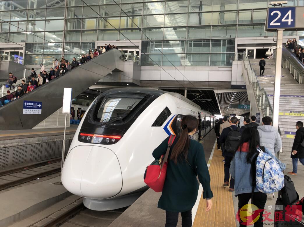 廣深港高鐵春運前三天日均開行列車135對A共發送旅客73萬人次C(方俊明攝) 