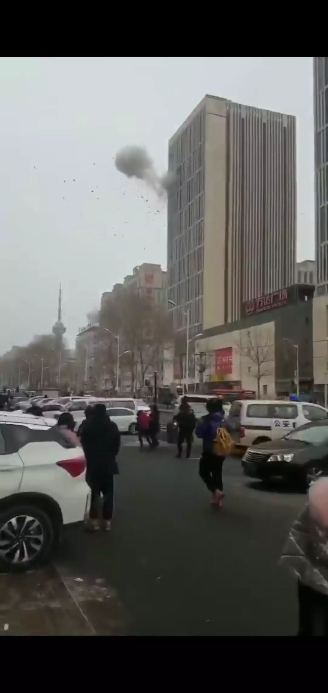 今日下午A吉林省長春市紅旗街萬達廣場公寓樓30層發生爆炸C視頻截圖