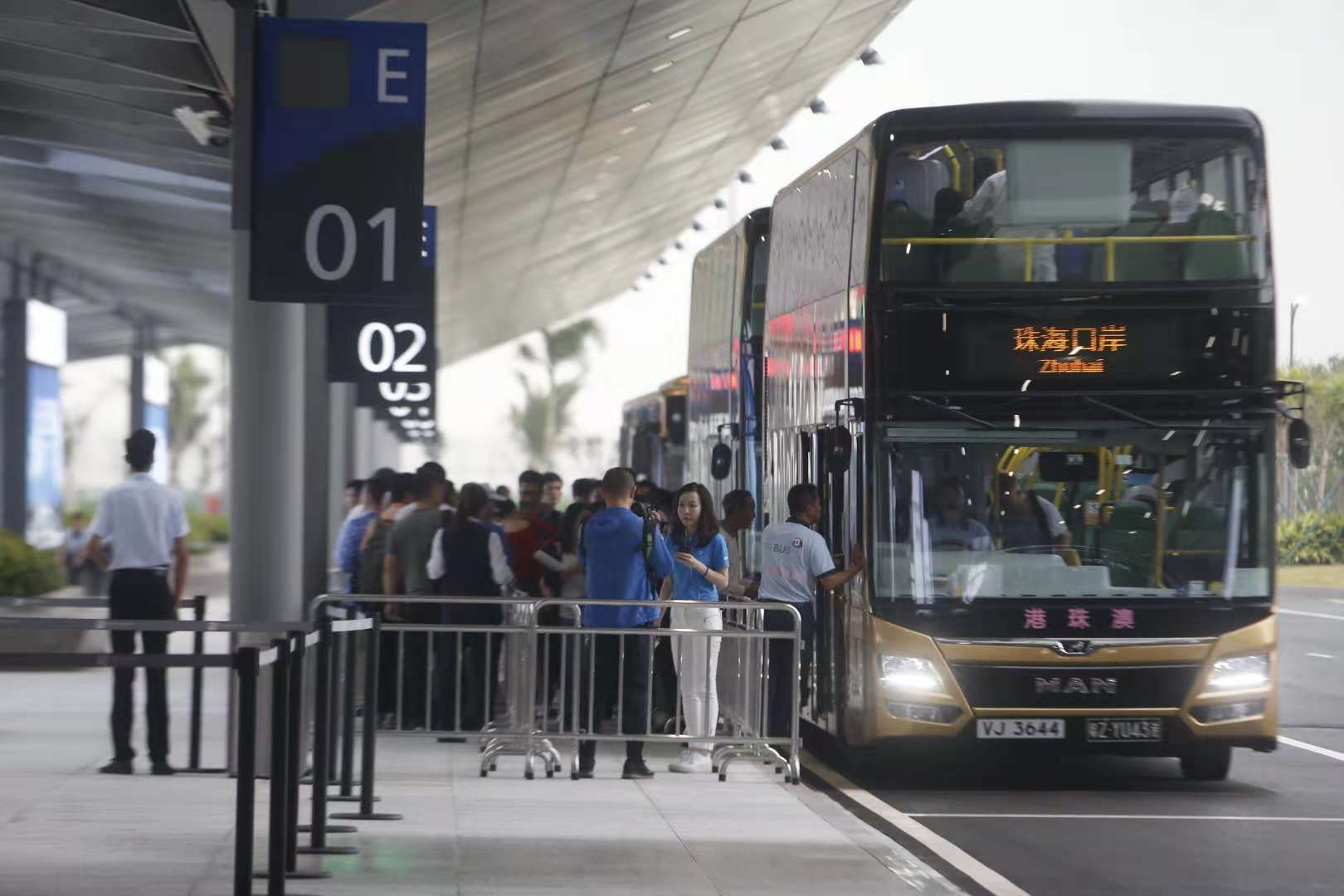 粵港澳三地日趨緊密A跨境兩地車牌需求大增C