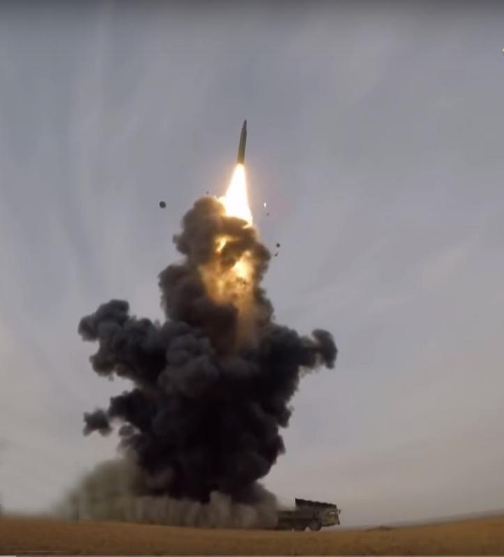 圖G火箭軍某導彈旅在西北大漠成功發射東風-26彈道導彈\視頻截圖