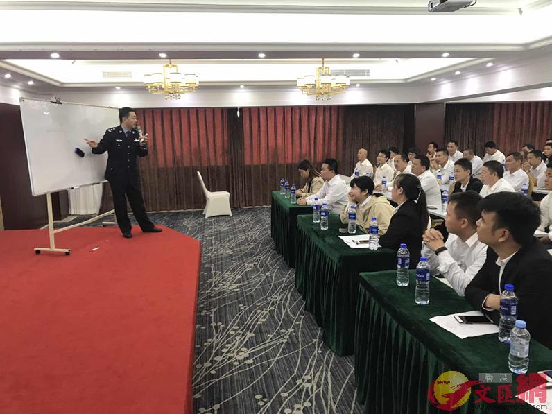 深圳交警在給滴滴平台網約車和代駕司機進行安全教育 記者郭若溪攝