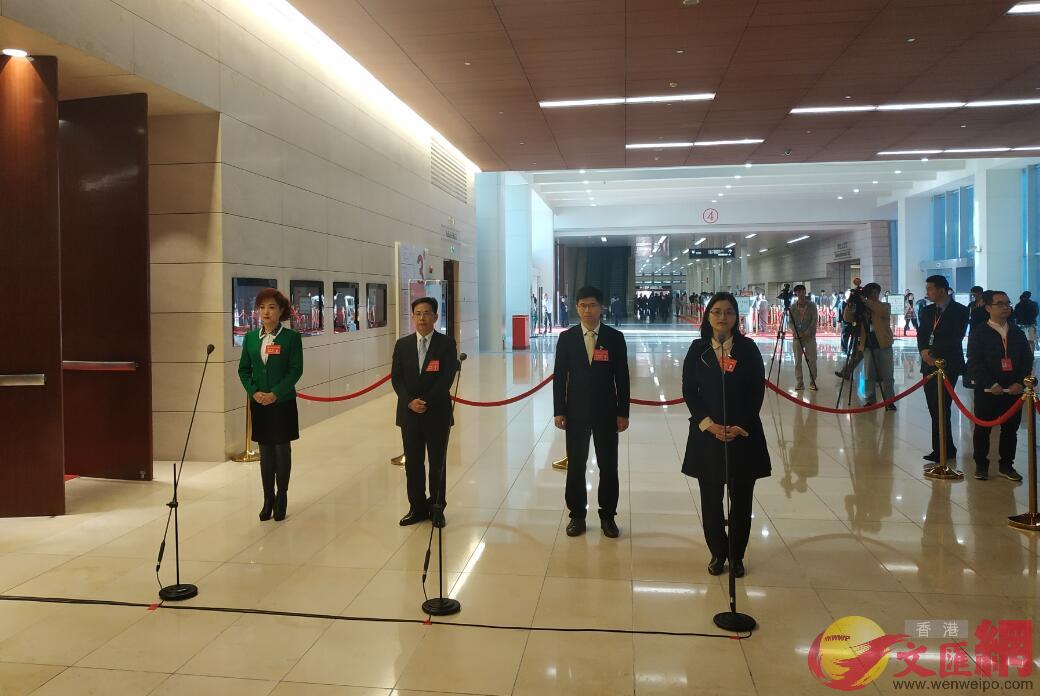 30日上午，廣東省十三屆人大二次會議組織首次「代表通道」集體採訪。(盧靜怡攝) 