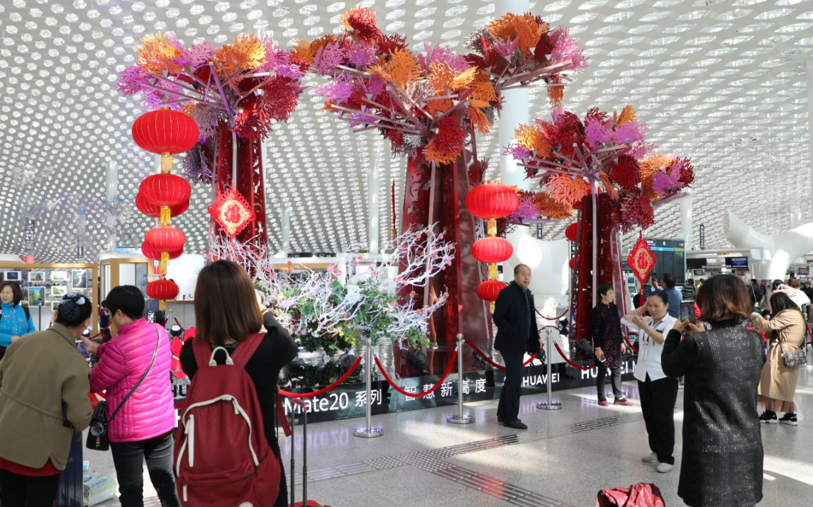 深圳機場春節景觀吸引了不少旅客駐足留影(記者 黃仰鵬 攝)