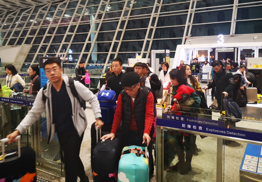 深圳機場進入春運客流高峰 處處大排長龍 記者 郭若溪 攝