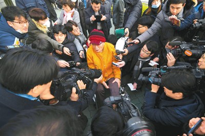  一名二戰時期強征勞工的韓國受害者(中)接受媒體採訪C(圖源G新華社)