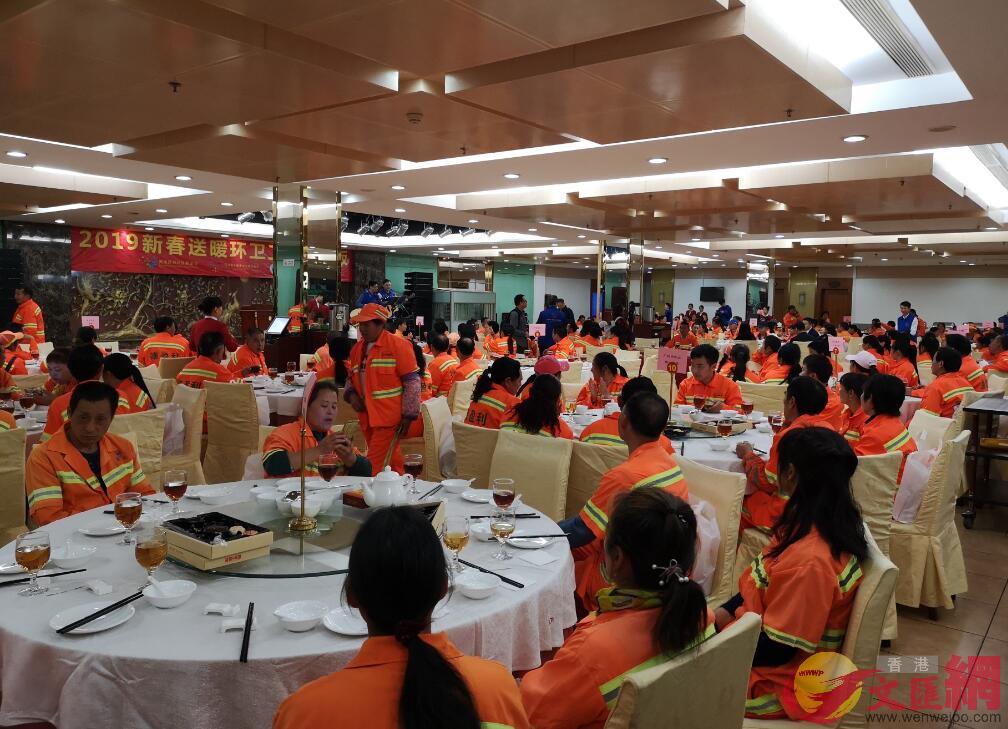 1500名深圳環衞工人提前過大年 暖心年夜飯開席（記者郭若溪攝）