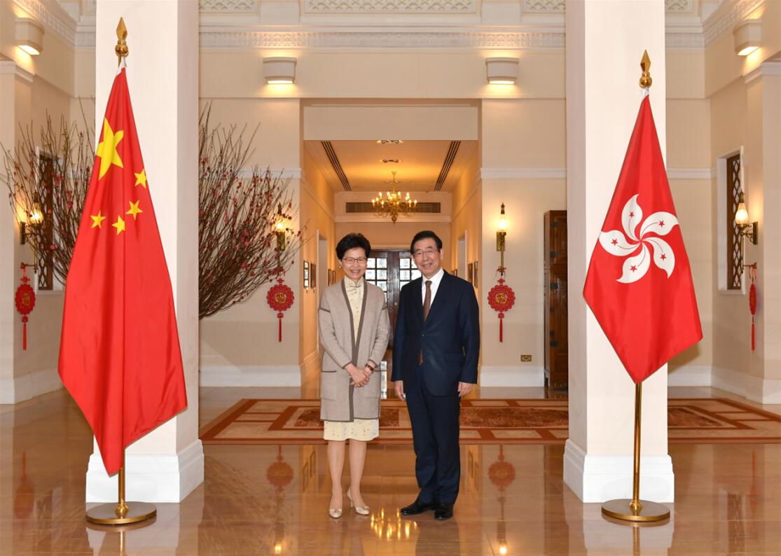 特首林鄭月娥(左)與韓國首爾市長朴元淳(右)會面。