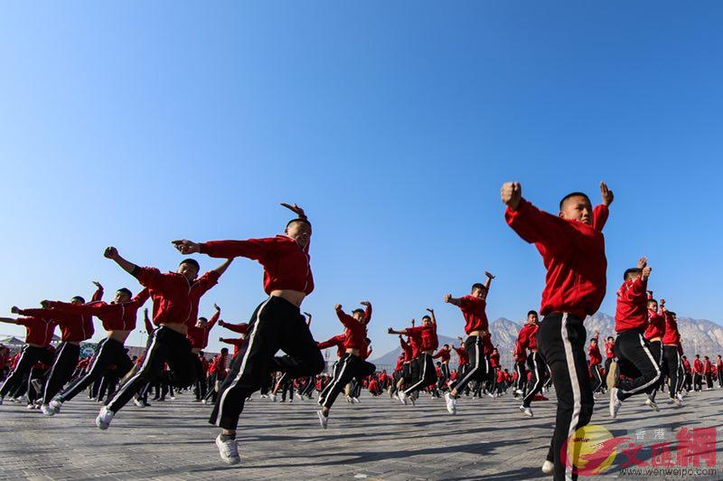 近兩萬名學員表演的大型武術團體操節目在排練]馮雷攝^