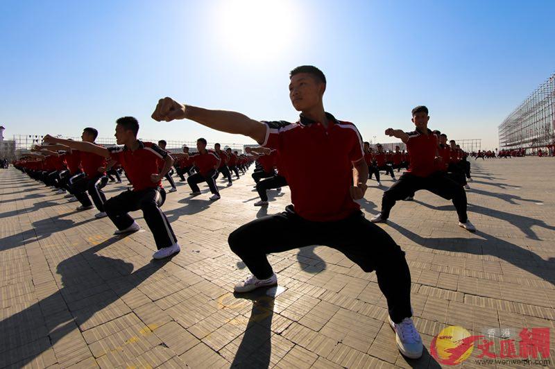 近兩萬名學員表演的大型武術團體操節目在排練]馮雷攝^