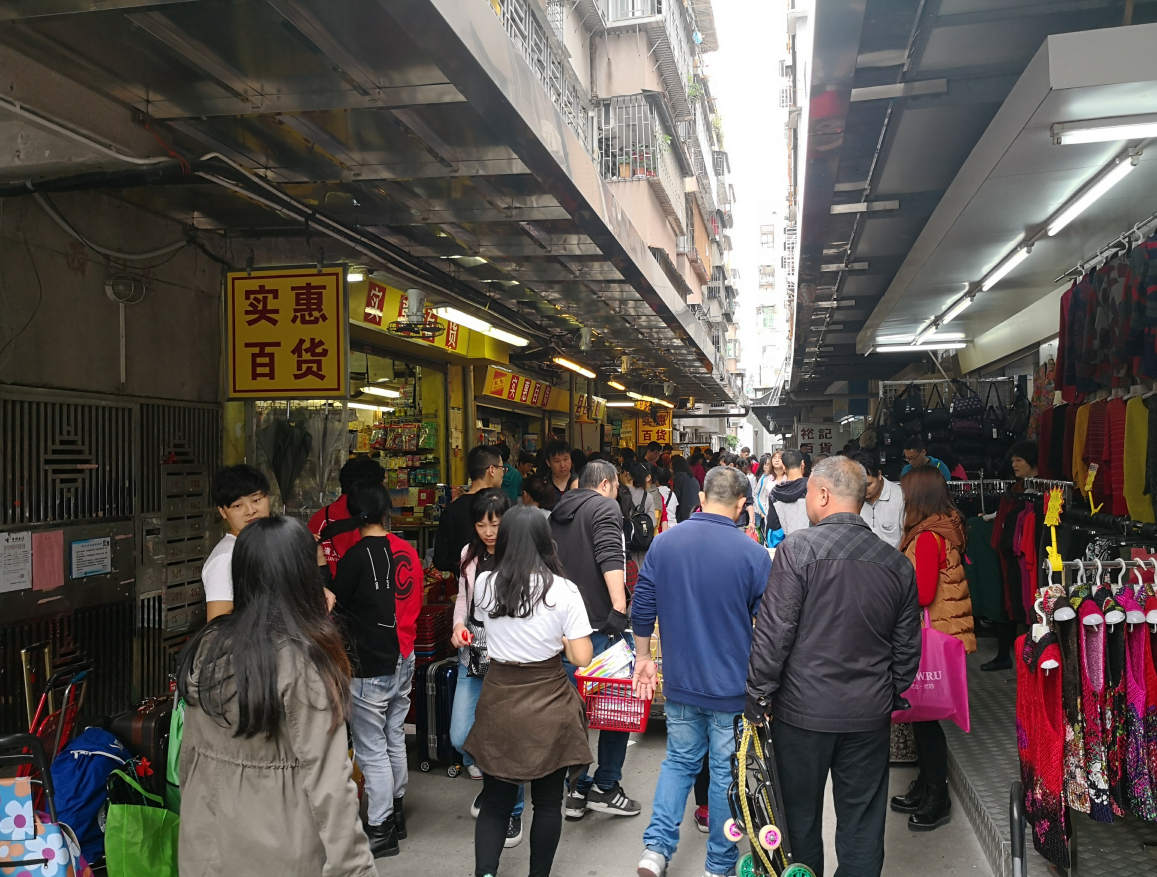 中英街春節前購買年貨的市民擠滿了街道 記者郭若溪攝