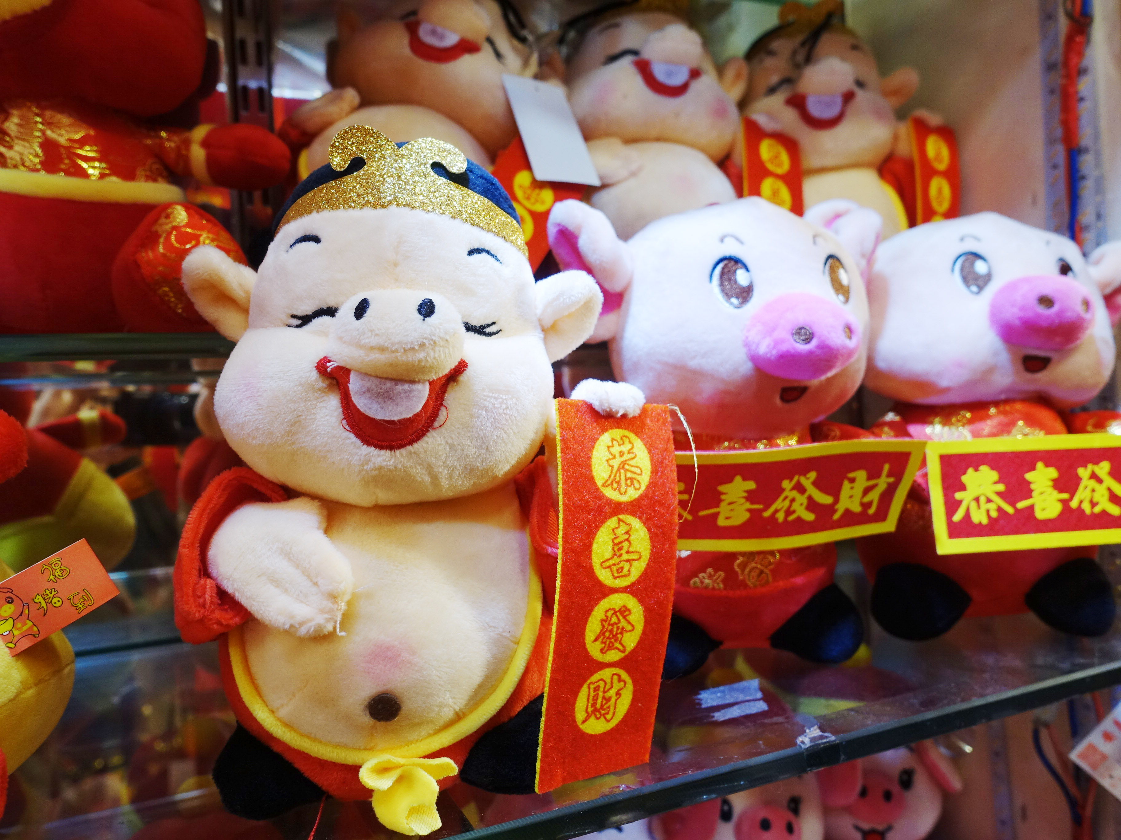 為了節省成本,部分廠商今年生產的豬年吉祥物也「瘦了」。(盧靜怡攝) 為了節省成本,部分廠商今年生產的豬年吉祥物也「瘦了」。(盧靜怡攝)