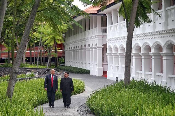 2018年6月12日A朝鮮最高領導人金正恩(右)與美國總統特朗普在新加坡舉行會晤(新華社)
