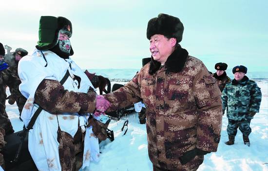 2014年1月26日A習近平來到祖國邊疆的內蒙古阿爾山A冒着零下30多攝氏度的嚴寒A迎風踏雪慰問在邊防線上巡邏執勤的官兵C來源G新華社
