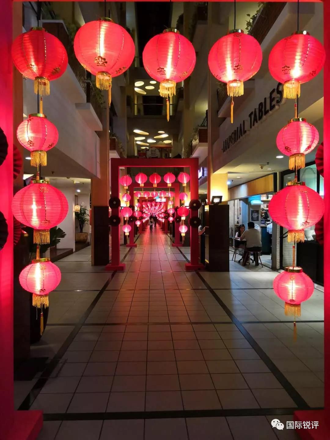 當地時間2019年1月29日A印尼雅加達A一家商場裡早早掛起了紅燈籠A慶祝中國農曆新年C攝影G李樹坤