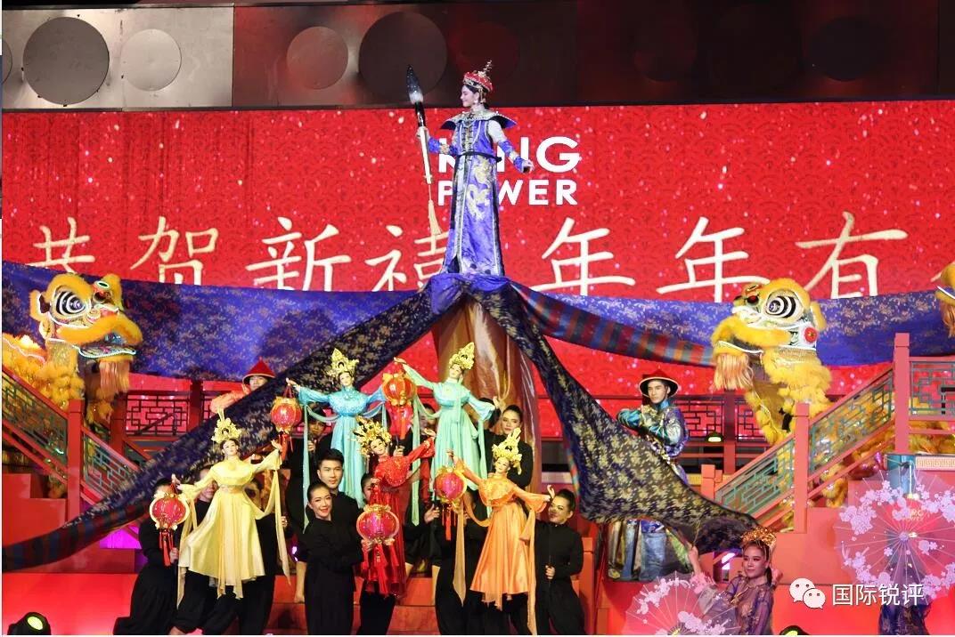 當地時間2019年2月5日A農曆大年初一A泰國一商場為了營造過年的喜慶氣氛A推出一場令人炫目的中國風歌舞表演C攝影G李敏